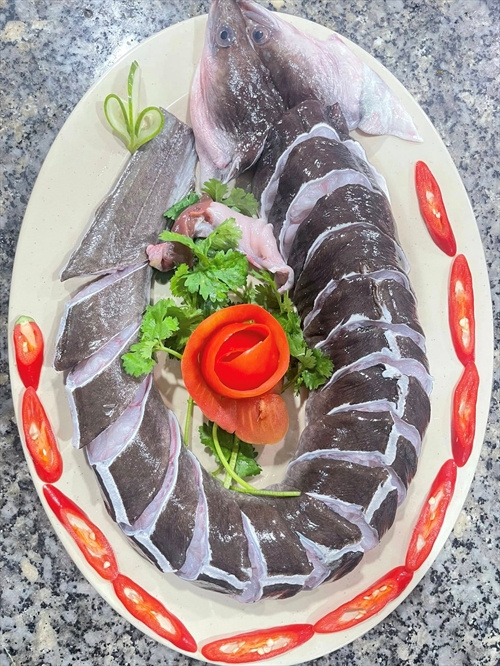 CÁ CHÌNH BÔNG NẤU MĂNG CHUA